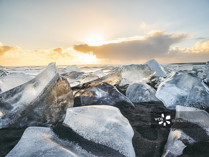 冰岛东南部的杰古沙龙冰川湖东侧海滩，覆盖着融化的冰块图片素材