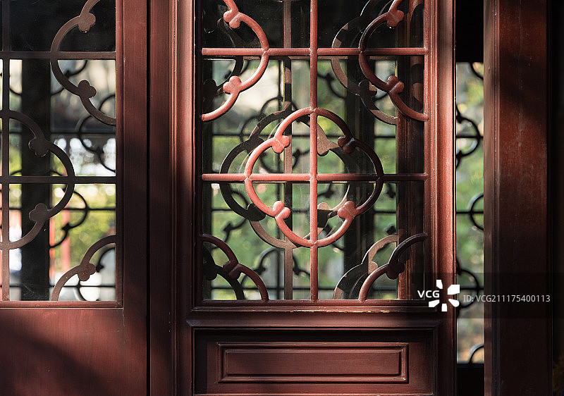 苏州留园雕花镂空窗户特写图片素材