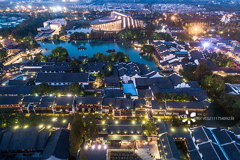 航拍夜色下华灯初上的乌镇西栅图片素材