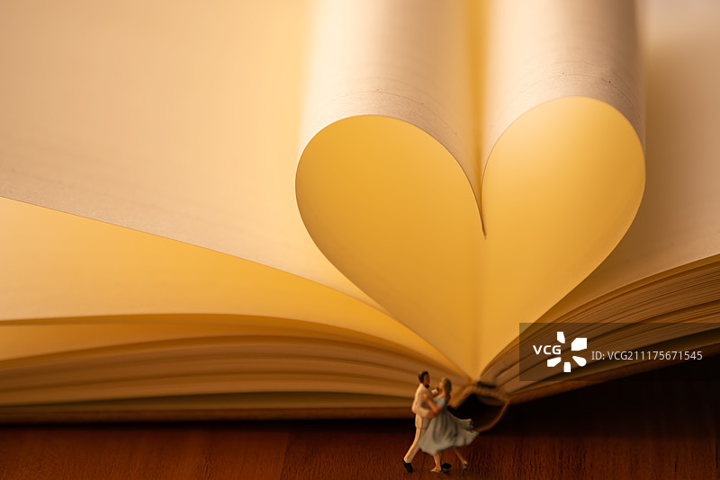 心形书页情人节爱情创意图片素材