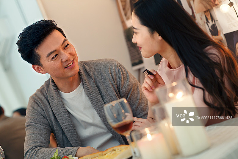 青年情侣吃晚饭图片素材