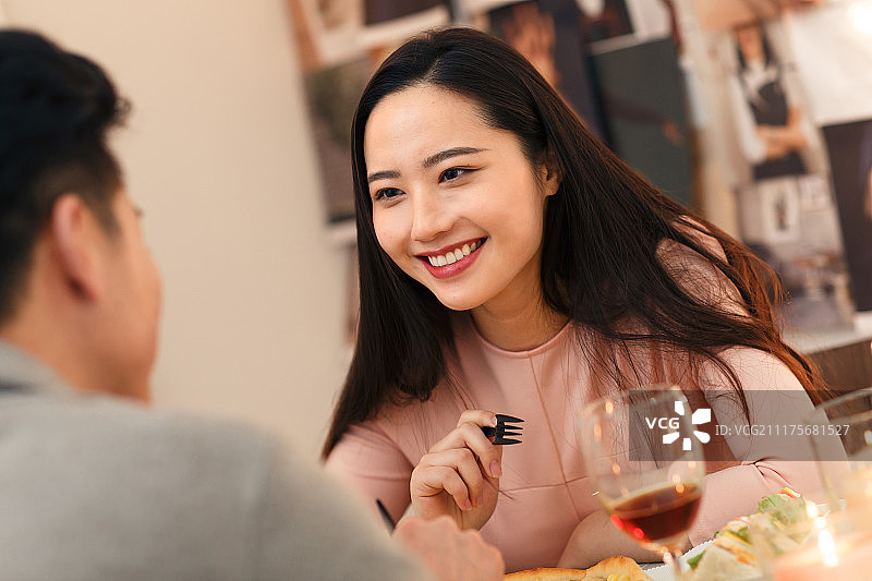 青年情侣吃晚饭图片素材