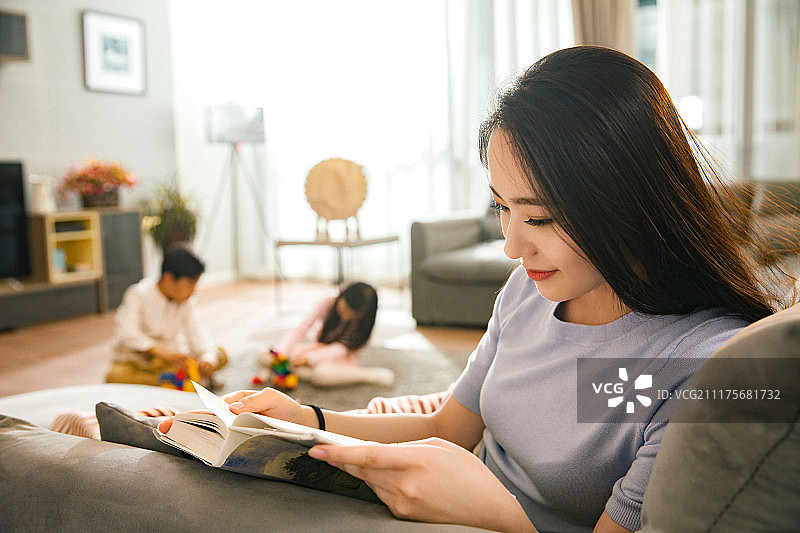 母亲和男孩女孩在客厅图片素材