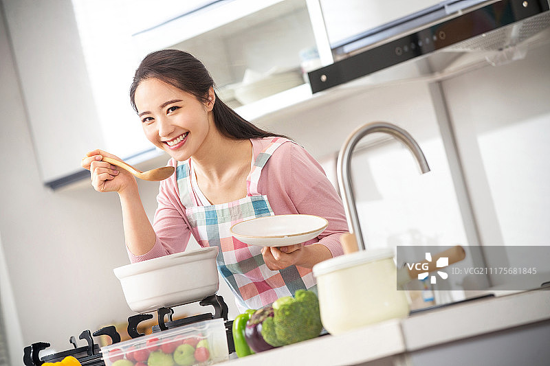 青年女人在厨房煲汤图片素材