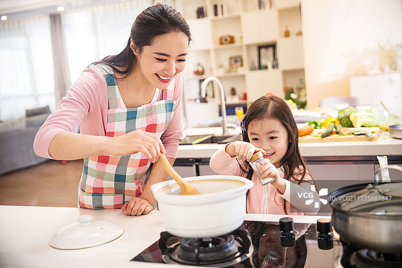 年轻妈妈和女儿在厨房图片素材