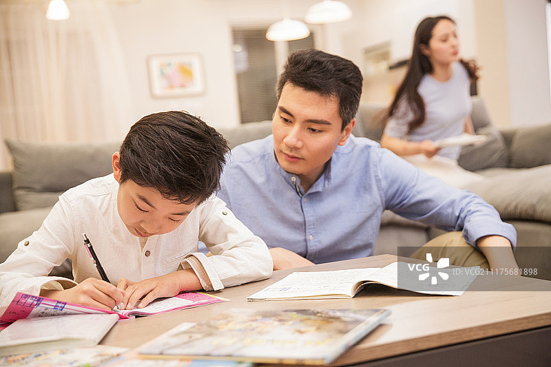 幸福家庭在客厅里图片素材