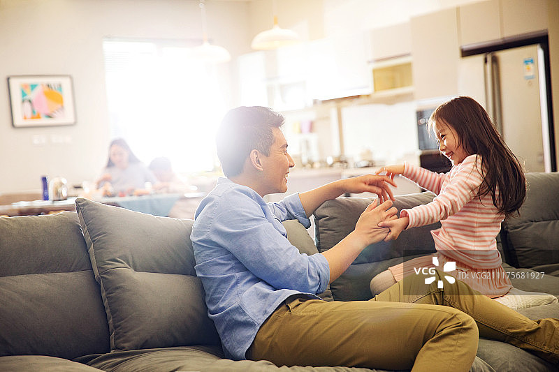父亲和女孩在客厅图片素材