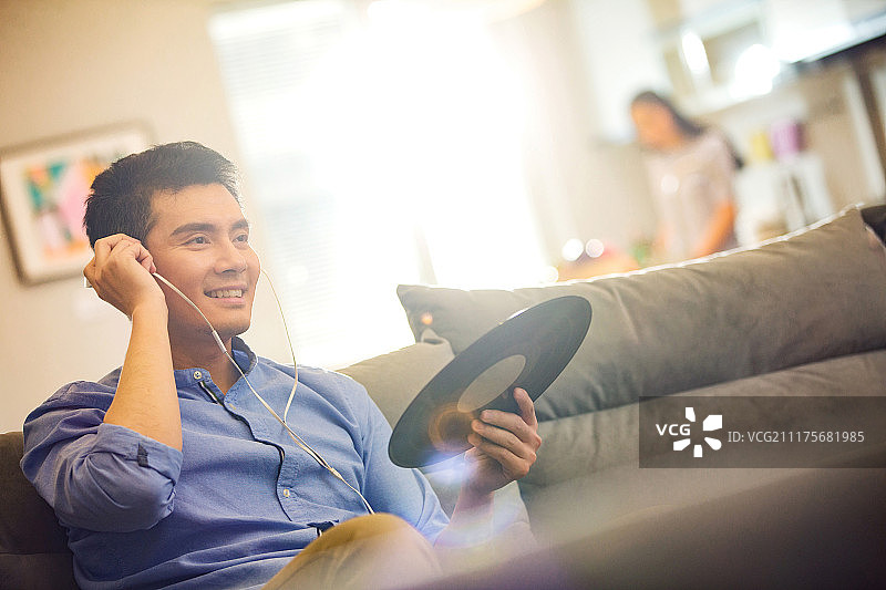 年轻夫妇的居家生活图片素材