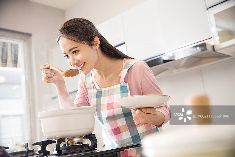 青年女人在厨房煲汤图片素材