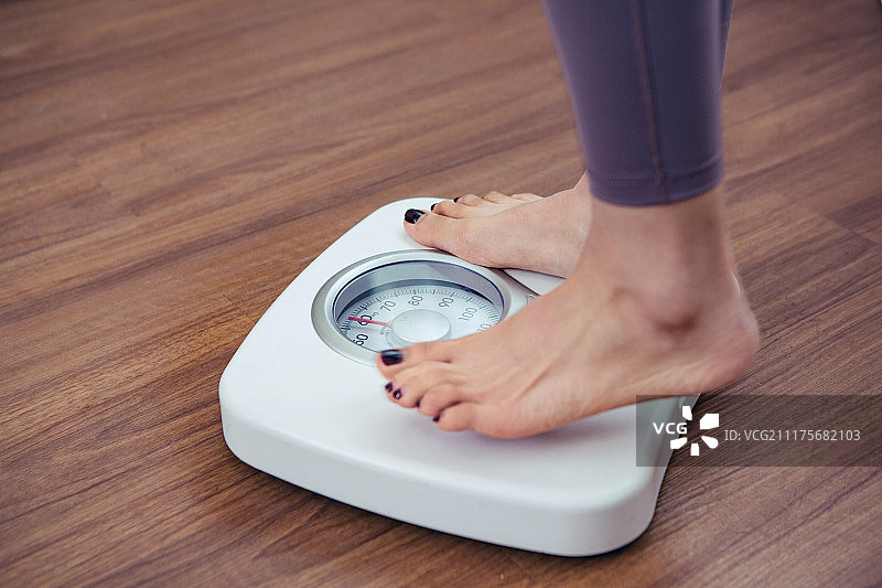青年女人测量体重图片素材