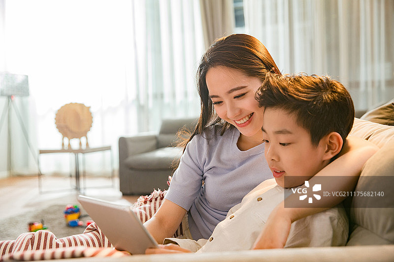 母亲和男孩在客厅图片素材