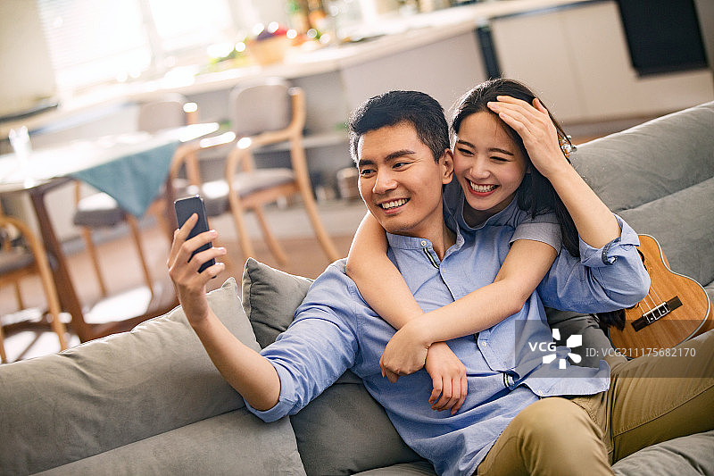 浪漫夫妇在客厅图片素材