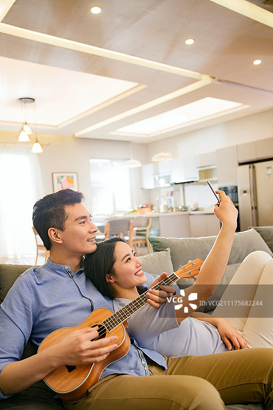 浪漫夫妇在客厅图片素材