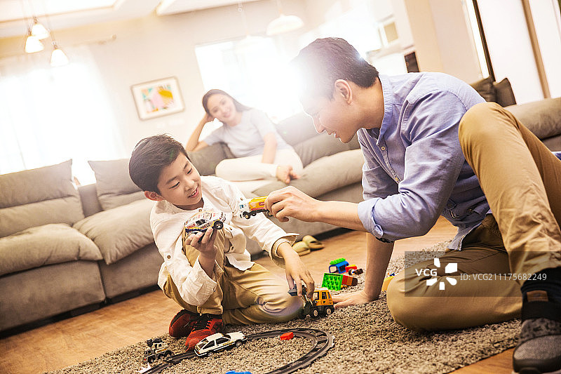 幸福家庭在客厅图片素材