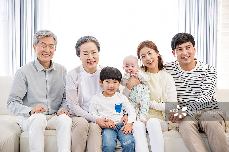 家庭聚会，家庭生活，老年夫妇与孩子图片素材