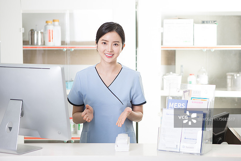 微笑的护士在医院护士站图片素材