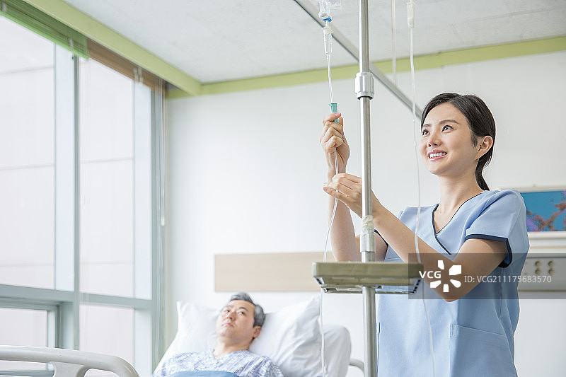 护士、病人、医院、病房、静脉注射（医疗工具）、微笑图片素材