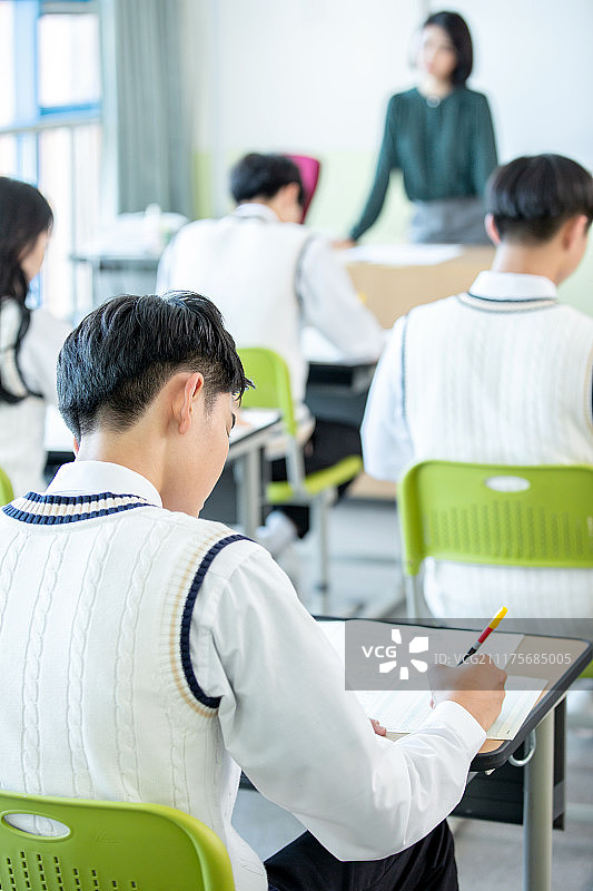 教室里参加高考的高中生图片素材