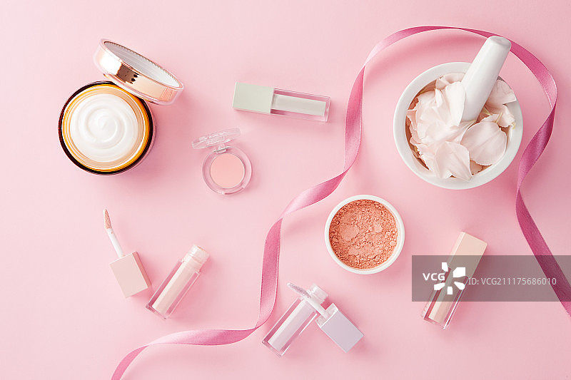 花卉、化妆品和粉色美妆产品图片素材