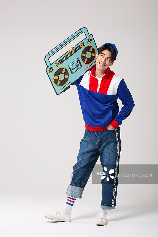 复古风格的男人与便携式卡带录音机图片素材