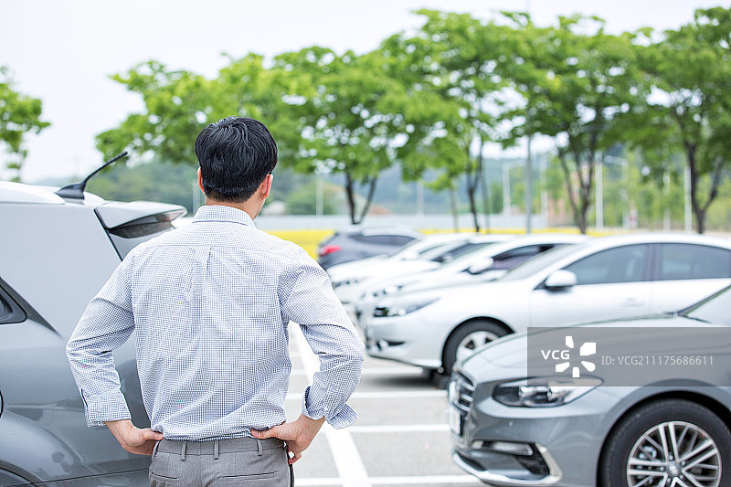 男人在停车场找车图片素材
