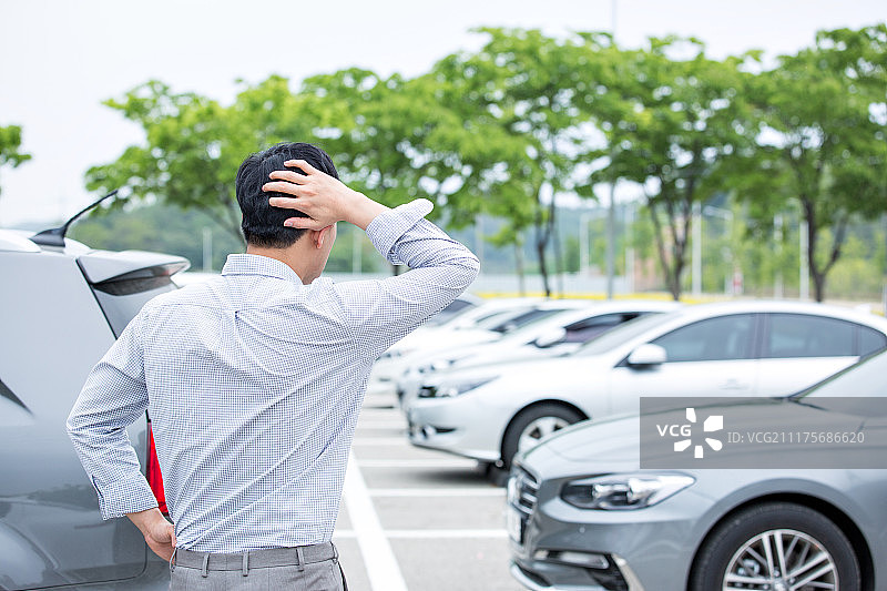 男人，一个人，停车场，汽车，寻找，挠痒（移动行为）图片素材