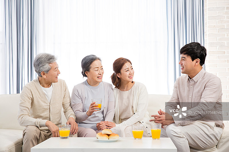 老年夫妇的家庭对话图片素材