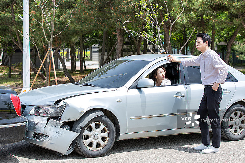 道路、汽车、事故、车祸、损毁、女人、担忧、撞车图片素材