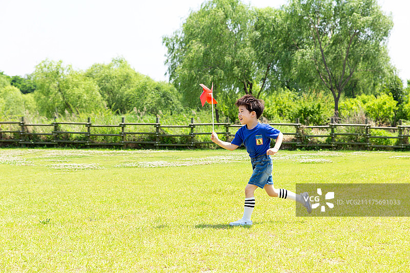 儿童、风车、男孩、奔跑图片素材