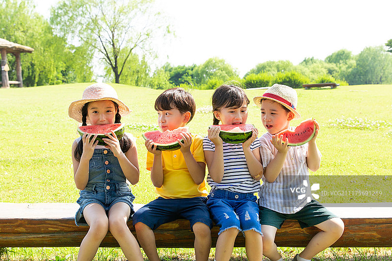 儿童，男孩，女孩，西瓜，吃，朋友图片素材