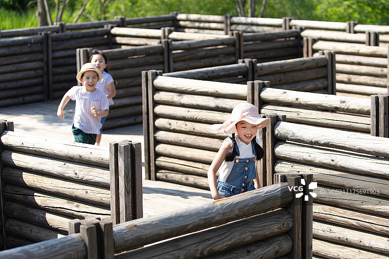 儿童的快乐玩耍时光图片素材