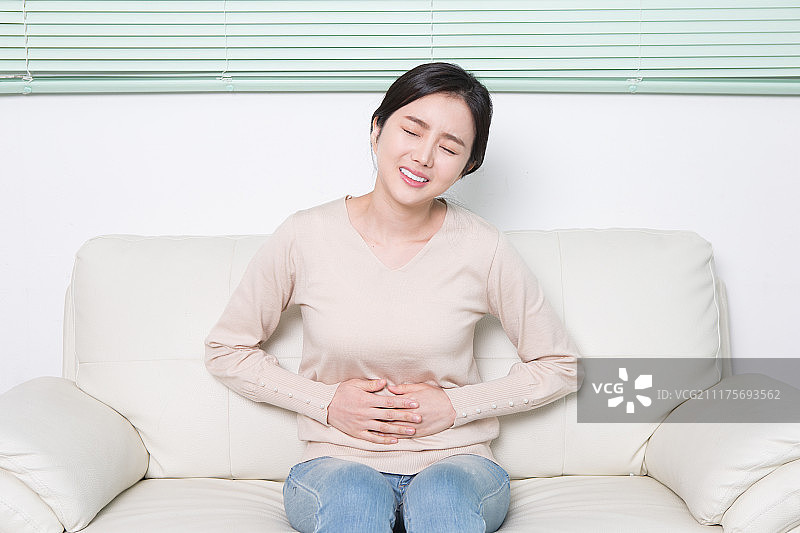 月经疼痛的妇女图片素材