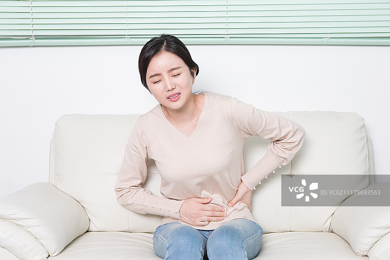 月经疼痛的妇女图片素材