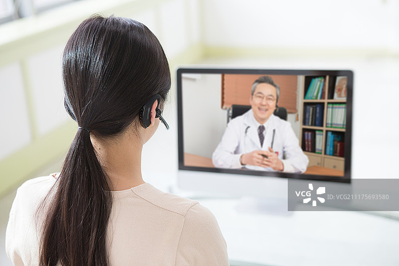 坐在沙发上的女人，远程医疗，电话会议，医生与病人交谈图片素材