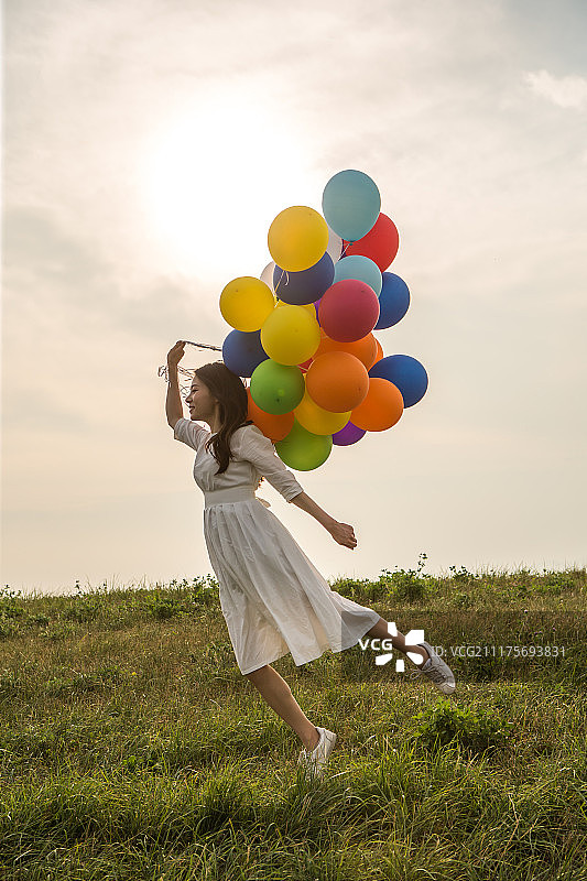 旅行中的中国女性：气球、奔跑、夕阳下的笑颜图片素材