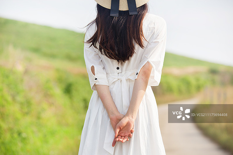 女士，风景，独自旅行，道路，步行（身体活动），后视图图片素材