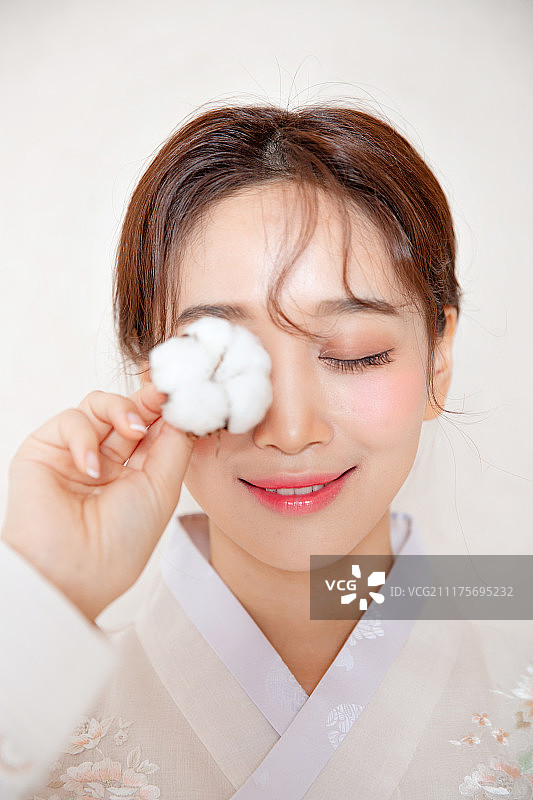 穿着韩服微笑的女子图片素材