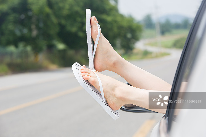 女人，休息，汽车，旅行，公路，脚，腿，凉鞋，等待图片素材