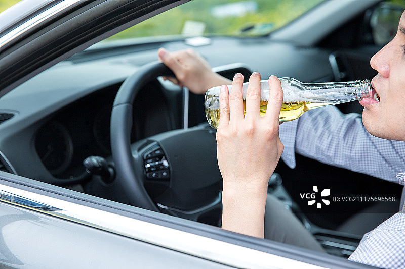 驾驶员（交通运输行业）, 驾驶, 饮用（饮料）, 酒后驾驶（社会现象）, 道路交通法规, 违规（犯罪）图片素材