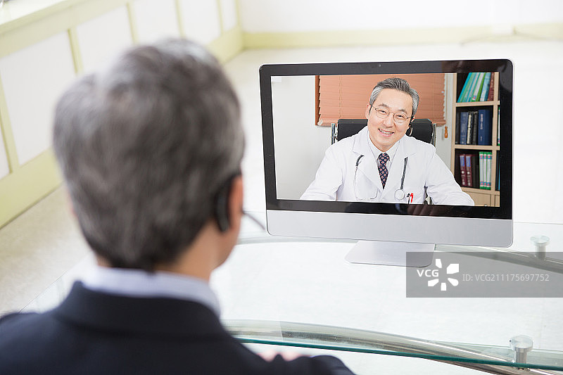 中年男性背影，远程医疗，电话会议，医生，检查（医疗）微笑图片素材