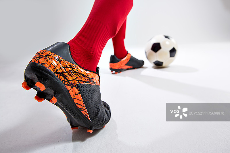 足球、足球运动员、足球鞋、腿部（肢体）、球、运球图片素材