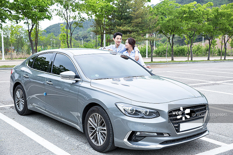 情侣，汽车，停车，汽车共享，微笑图片素材