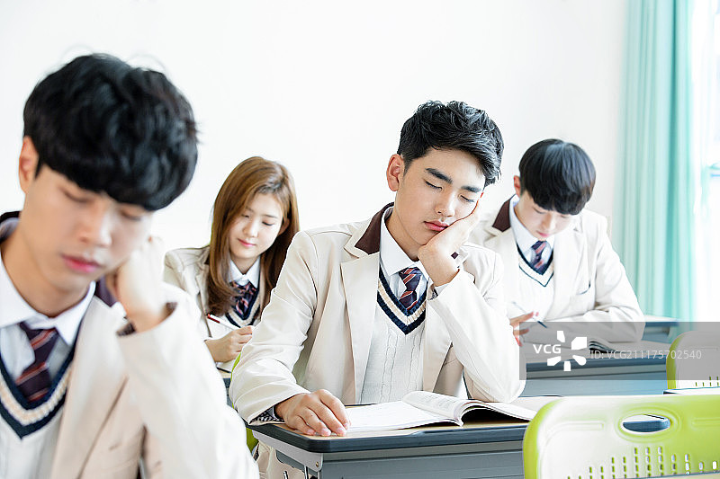 校园生活：高中生学习、休息、疲劳状态图片素材