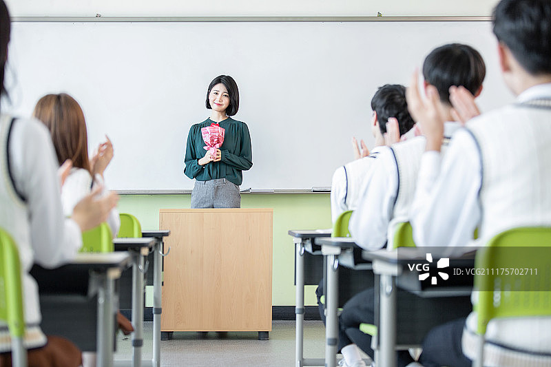 校园生活高中生教师节庆祝图片素材