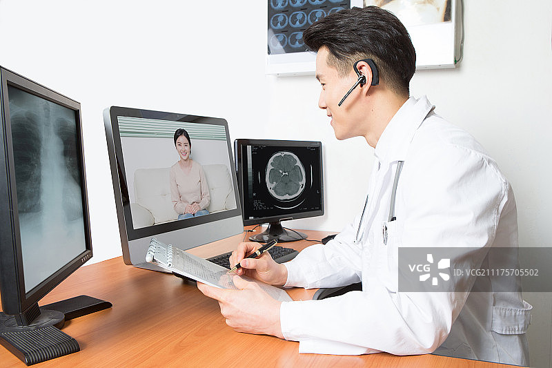 韩国医生在医院开电话会议图片素材