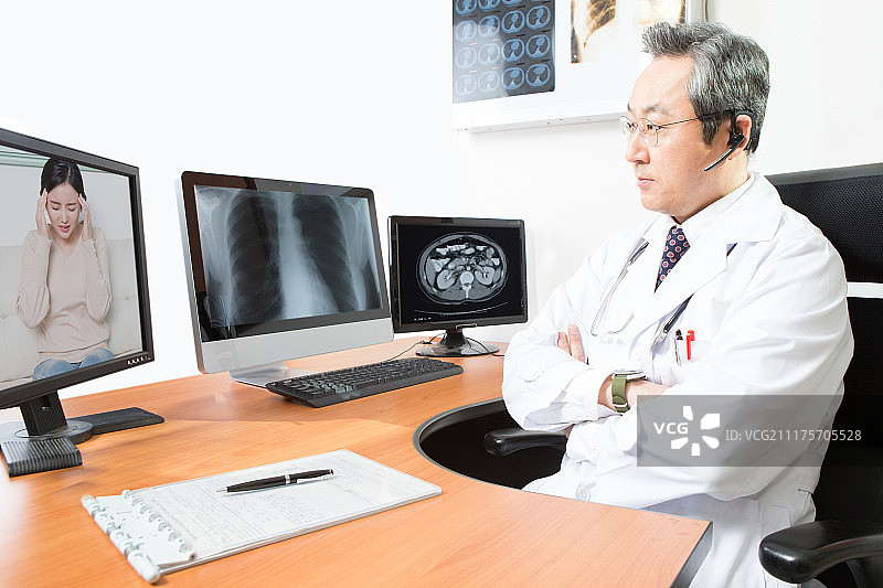 韩国男医生正在进行远程医疗图片素材