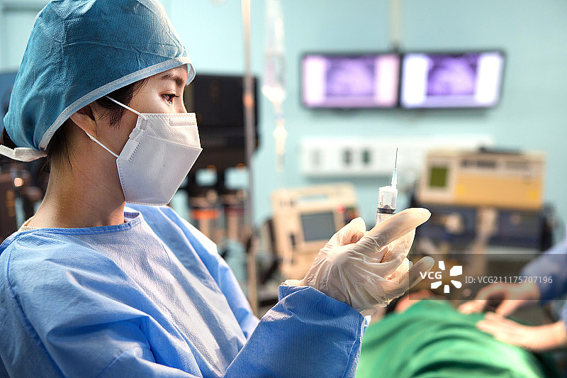 韩国外科手术，手术室注射麻醉图片素材