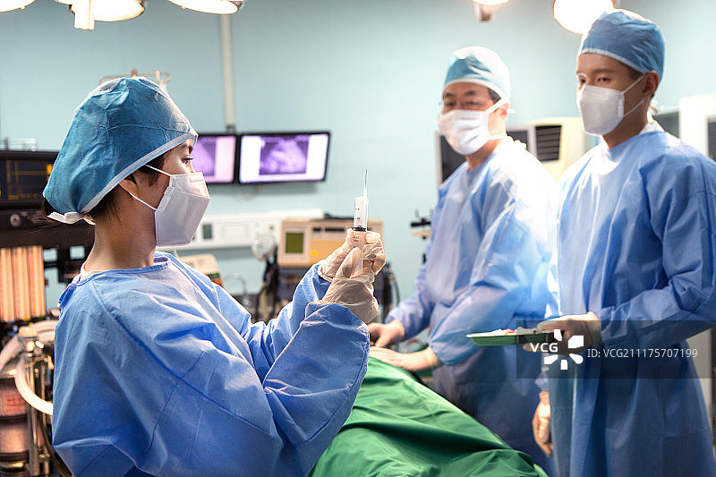 韩国外科手术，手术室注射麻醉图片素材