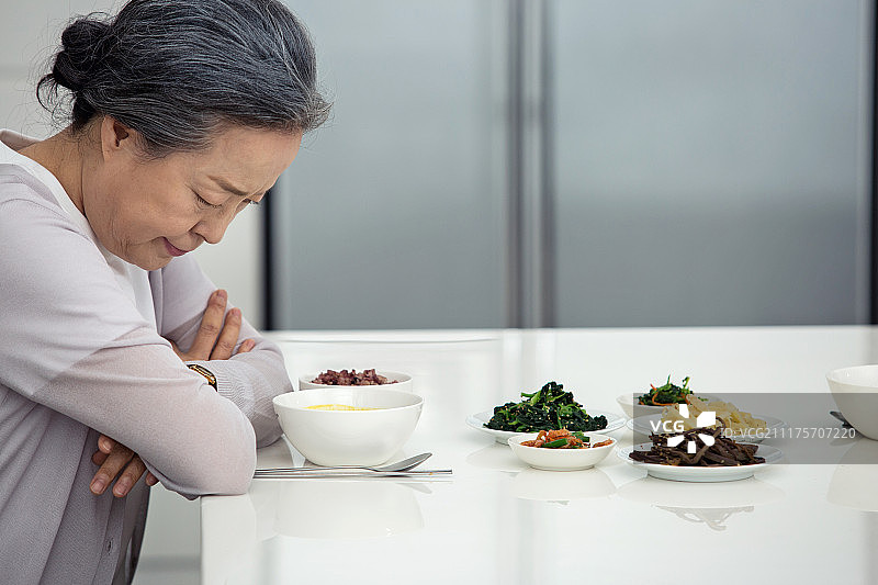 韩国老人在孤独中用餐场景图片素材
