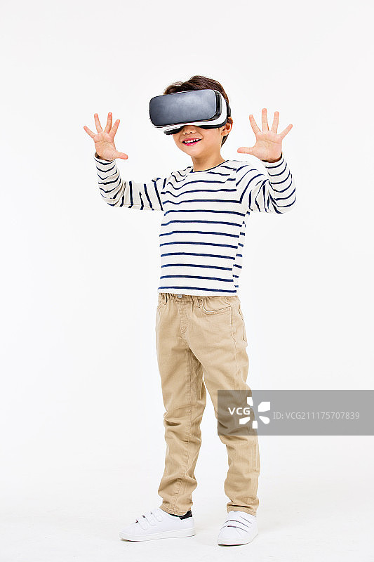 韩国儿童玩VR游戏，面带微笑图片素材